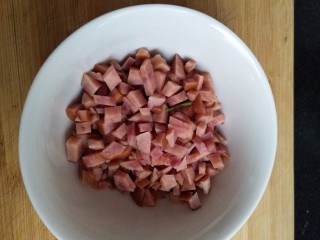 6、披萨味的薄饼,小肠切丁备用