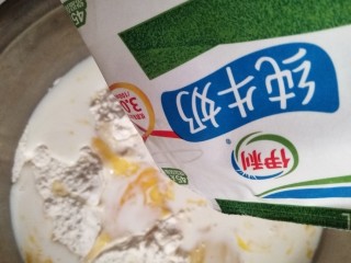 8、披萨味的薄饼,纯牛奶倒入面粉和鸡蛋容器里