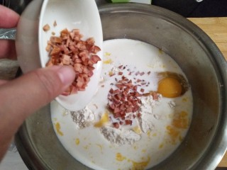 9、披萨味的薄饼,枣肠碎倒入容器里