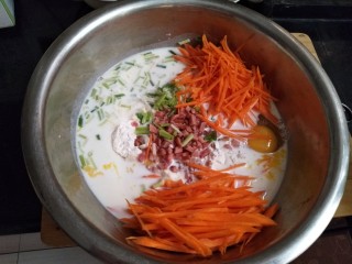 11、披萨味的薄饼,切好的胡萝卜丝倒入容器里