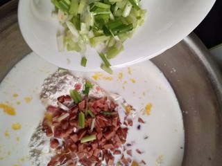 10、披萨味的薄饼,香葱段倒入容器里