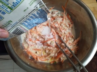 12、披萨味的薄饼,搅拌一下再倒入一袋纯牛奶