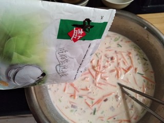 13、披萨味的薄饼,倒入适量的盐