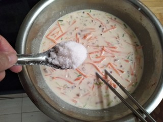 14、披萨味的薄饼,倒入一勺绵白糖