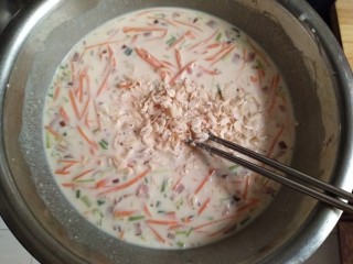 15、披萨味的薄饼,把虾皮倒入容器里