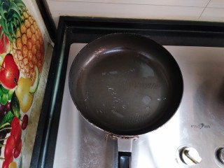 17、披萨味的薄饼,火上做锅，锅热倒入油