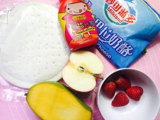 1、简单快速方便易做的水果披萨????,准备材料如图。