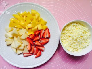 2、简单快速方便易做的水果披萨????,将水果切好备用。