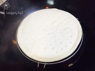 3、简单快速方便易做的水果披萨????,饼底上蒸锅蒸热。