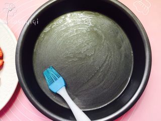 4、简单快速方便易做的水果披萨????,烤盘刷适量油。