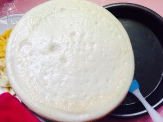 5、简单快速方便易做的水果披萨????,饼底刷适量油。