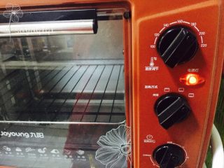 6、简单快速方便易做的水果披萨????,烤箱上下火180度预热5分钟。