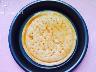 7、简单快速方便易做的水果披萨????,饼皮表面刷适量番茄酱。