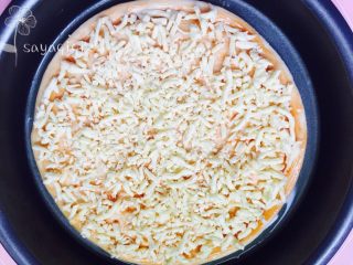 8、简单快速方便易做的水果披萨????,密密麻麻撒上一层奶酪。