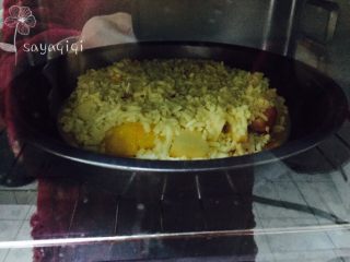 11、简单快速方便易做的水果披萨????,进烤箱180度上下火烤20分钟。（每个烤箱脾气不一样，自己掌握火候哦）