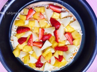 9、简单快速方便易做的水果披萨????,均匀摆上水果。