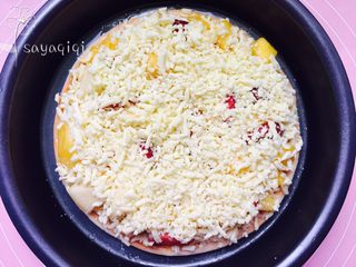 10、简单快速方便易做的水果披萨????,再密密麻麻撒上一层奶酪。