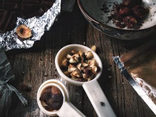 3、浓郁巧克力咖啡马芬蛋糕,将坚果掰碎备用