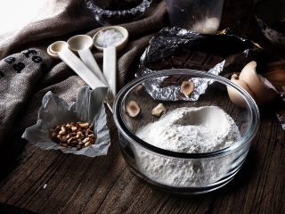 4、浓郁巧克力咖啡马芬蛋糕,将面粉50g放入碗中