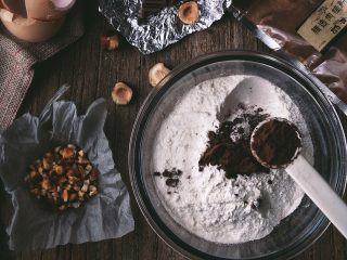 5、浓郁巧克力咖啡马芬蛋糕,再放入可可粉10g