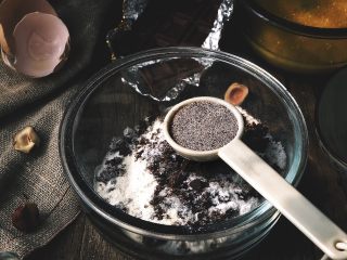 6、浓郁巧克力咖啡马芬蛋糕,放入咖啡粉20g