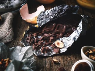 9、浓郁巧克力咖啡马芬蛋糕,巧克力掰碎放入碗中