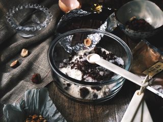 11、浓郁巧克力咖啡马芬蛋糕,再放入小苏打1g，放在一旁备用