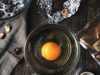 12、浓郁巧克力咖啡马芬蛋糕,在另一个碗中放入鸡蛋