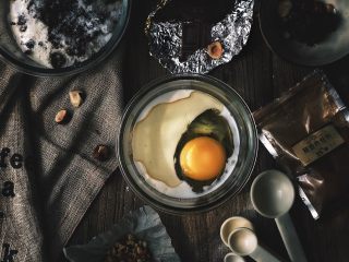 14、浓郁巧克力咖啡马芬蛋糕,倒入玉米油15ml