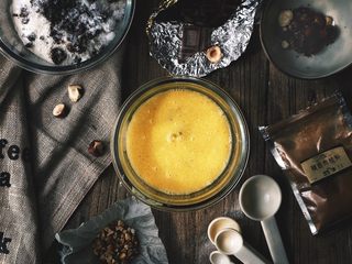 15、浓郁巧克力咖啡马芬蛋糕,用筷子搅打均匀