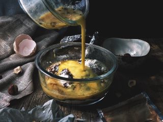 16、浓郁巧克力咖啡马芬蛋糕,将搅打好的液体倒入粉类碗中