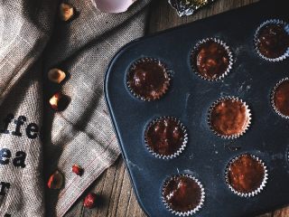 17、浓郁巧克力咖啡马芬蛋糕,将面糊倒入纸模中