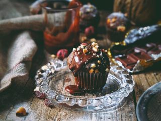 19、浓郁巧克力咖啡马芬蛋糕,想装饰的话 撒上一层糖粉或淋上巧克力酱 再撒一层坚果装饰都很好看 一个个可爱的小蘑菇头 真是萌化我o(≧∇≦o)