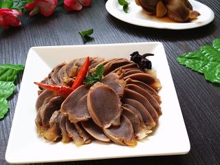 12、香辣鸭胗,切片装盘