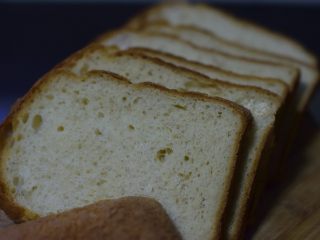 1、鸡蛋三明治,自制全麦吐司。做法参见本人菜谱。切片,厚薄随意。