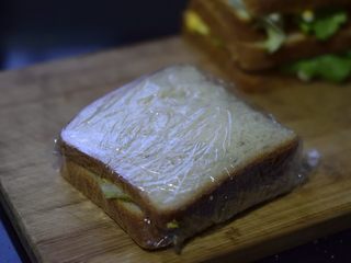 11、鸡蛋三明治,不是马上吃的话就包上保鲜膜。