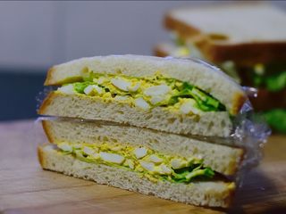 12、鸡蛋三明治,来不及的话,就别讲究外貌了,开啃吧!