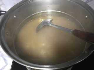 8、自制皮冻入口即化,8.&nbsp;再煮10分钟，捞出煮肉包。