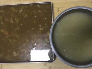 9、自制皮冻入口即化,9.&nbsp;凉一下倒入容器，第二天就凝固好了。（也可以凉后放入冷藏）