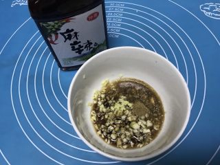 11、自制皮冻入口即化,11.&nbsp;碗里放入姜末和蒜末、盐、醋、五香粉、生抽，糖等。（根据自己口味放调料）