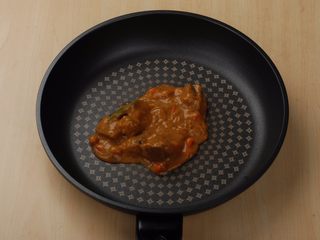 2、法式牛腩薄脆披萨,加热好的焗饭酱倒入平底锅中炒至油水混合