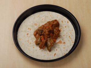 3、法式牛腩薄脆披萨,炒好的焗饭酱放在加热好的墨西哥面饼上