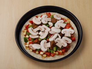 5、法式牛腩薄脆披萨,均匀的撒上青红椒玉米粒蘑菇片