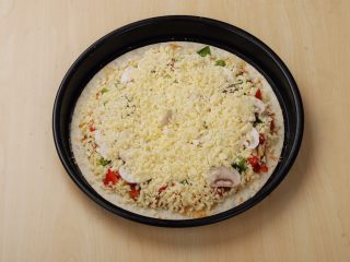 6、法式牛腩薄脆披萨,混合芝士覆盖在上面