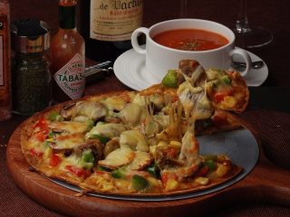 8、法式牛腩薄脆披萨,烤好后取出放在披萨盘里即可享用美味