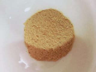 5、    宝宝辅食之补钙小零食—�虾条饼干,用料理机打成虾皮粉，取7g备用。