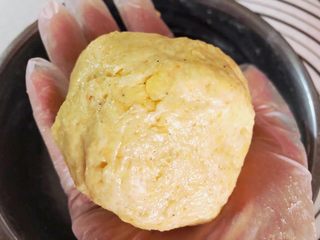 8、    宝宝辅食之补钙小零食—�虾条饼干,我用了土鸡蛋，面团是黄色的，还可以看到虾皮的影子