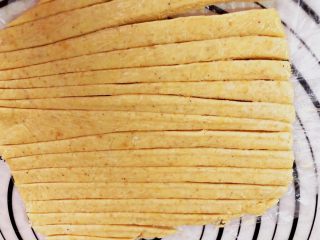 10、    宝宝辅食之补钙小零食—�虾条饼干,切成条状。