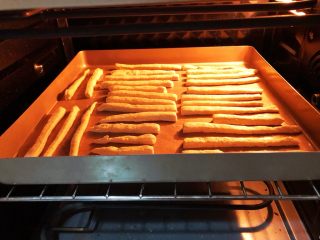 12、    宝宝辅食之补钙小零食—�虾条饼干,上下火180度，15分钟，开热风