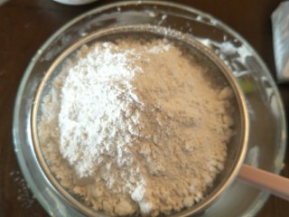 5、裱花曲奇-黄油曲奇,两百克低筋面粉过筛。